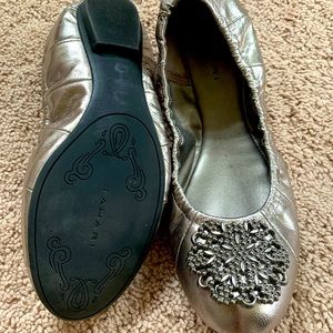 Tahari silver flats great condition